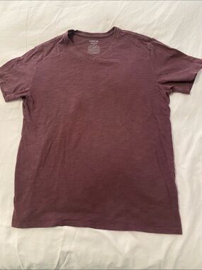 Vince Short Sleeve V-Neck T-Shirt in Plum/Burgundy